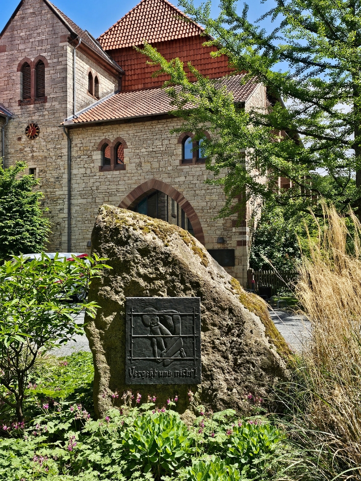 Der Gedenkstein an der Klosterkirche Brunshausen, 2025. Foto: Tanja Bobinac