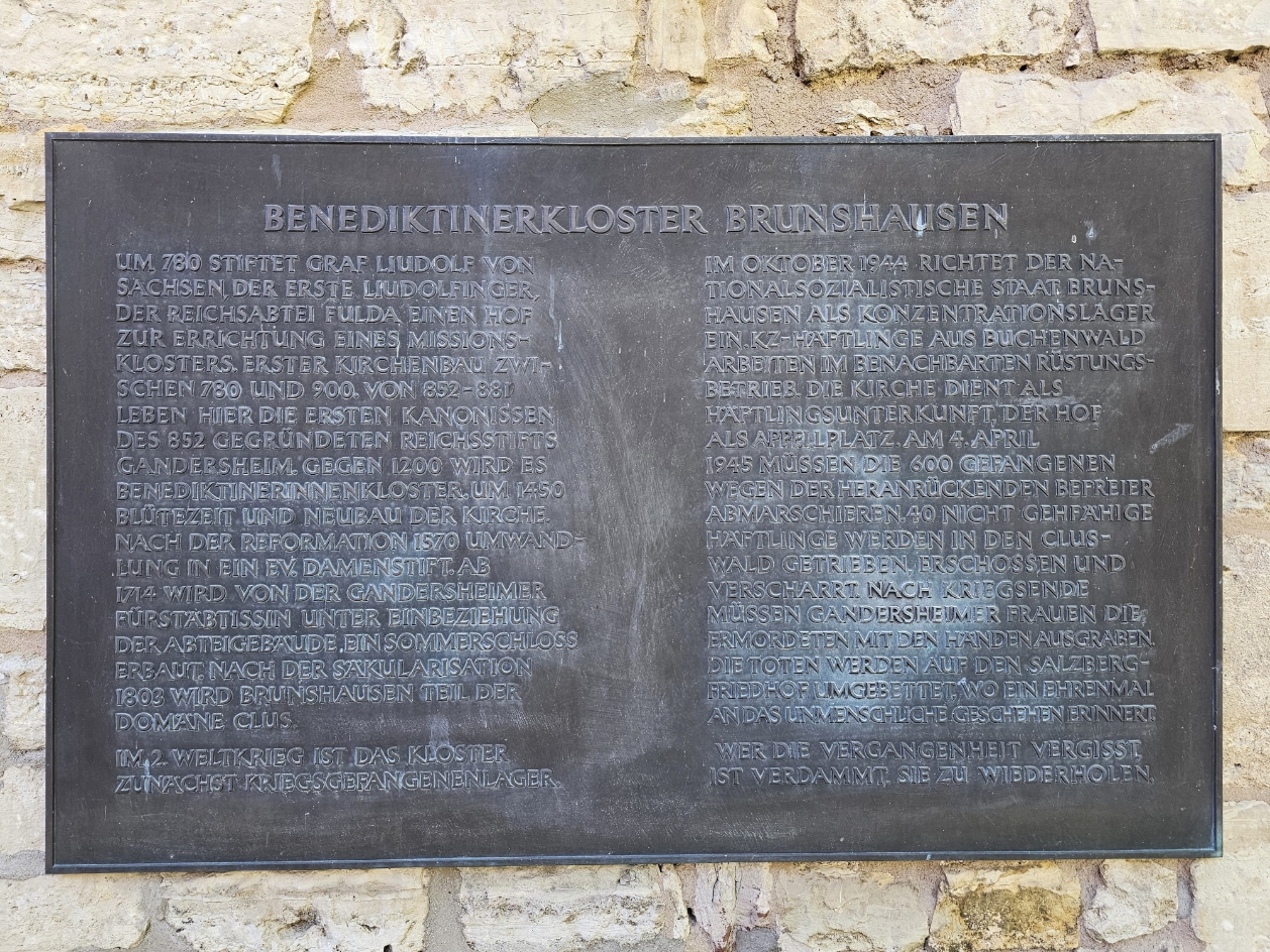 Die Gedenktafel an der Klosterkirche Brunshausen, 2025. Foto: Tanja Bobinac