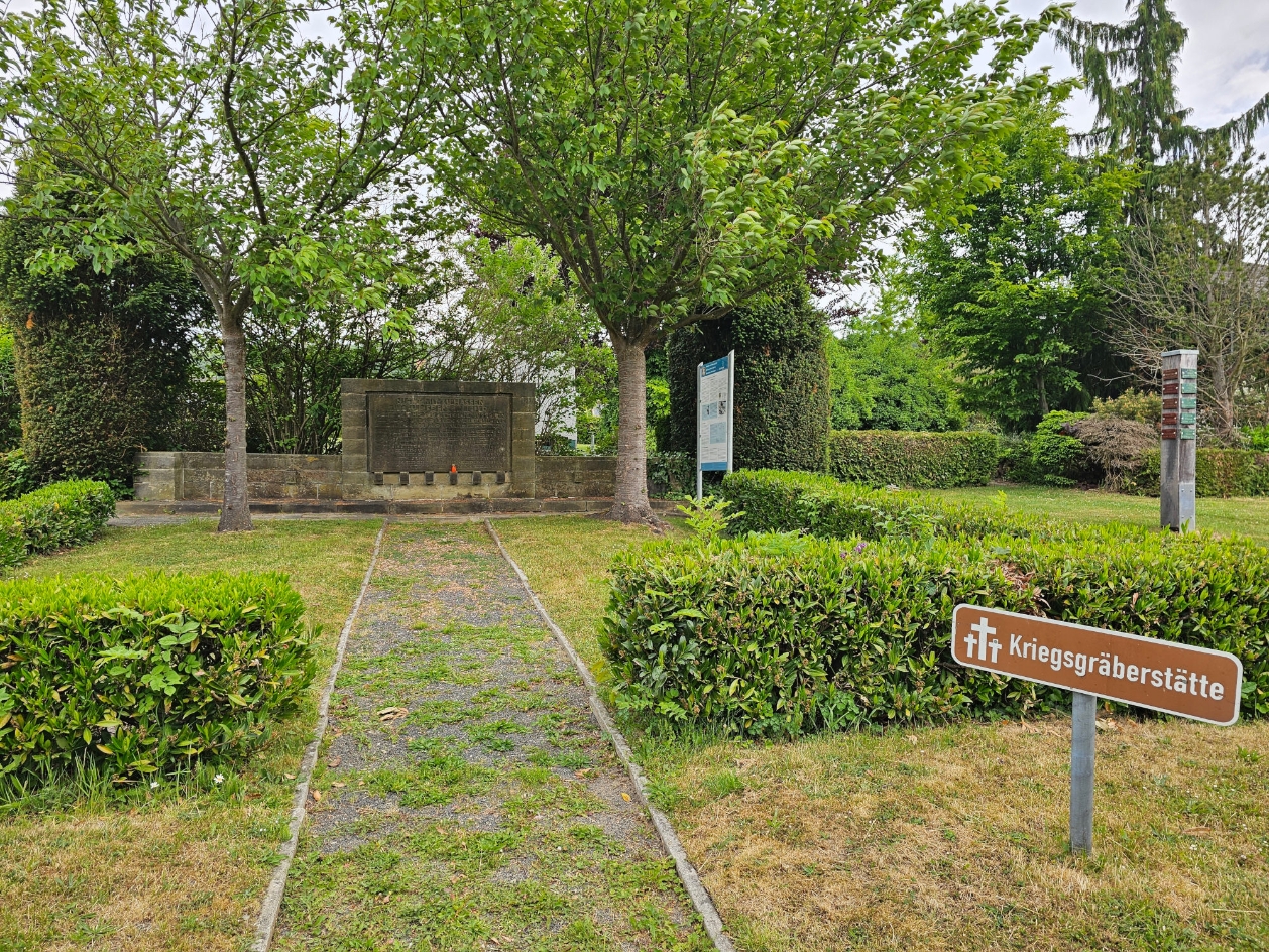 Gedenkstein und Informationstafel auf dem Salzberg-Friedhof, 2025. Foto: Tanja Bobinac
