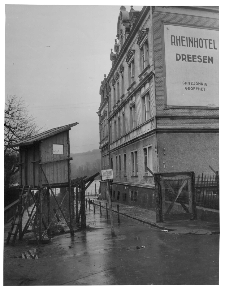 Das mit Wachturm und Stacheldraht gesicherte Hotel, 8. März 1945