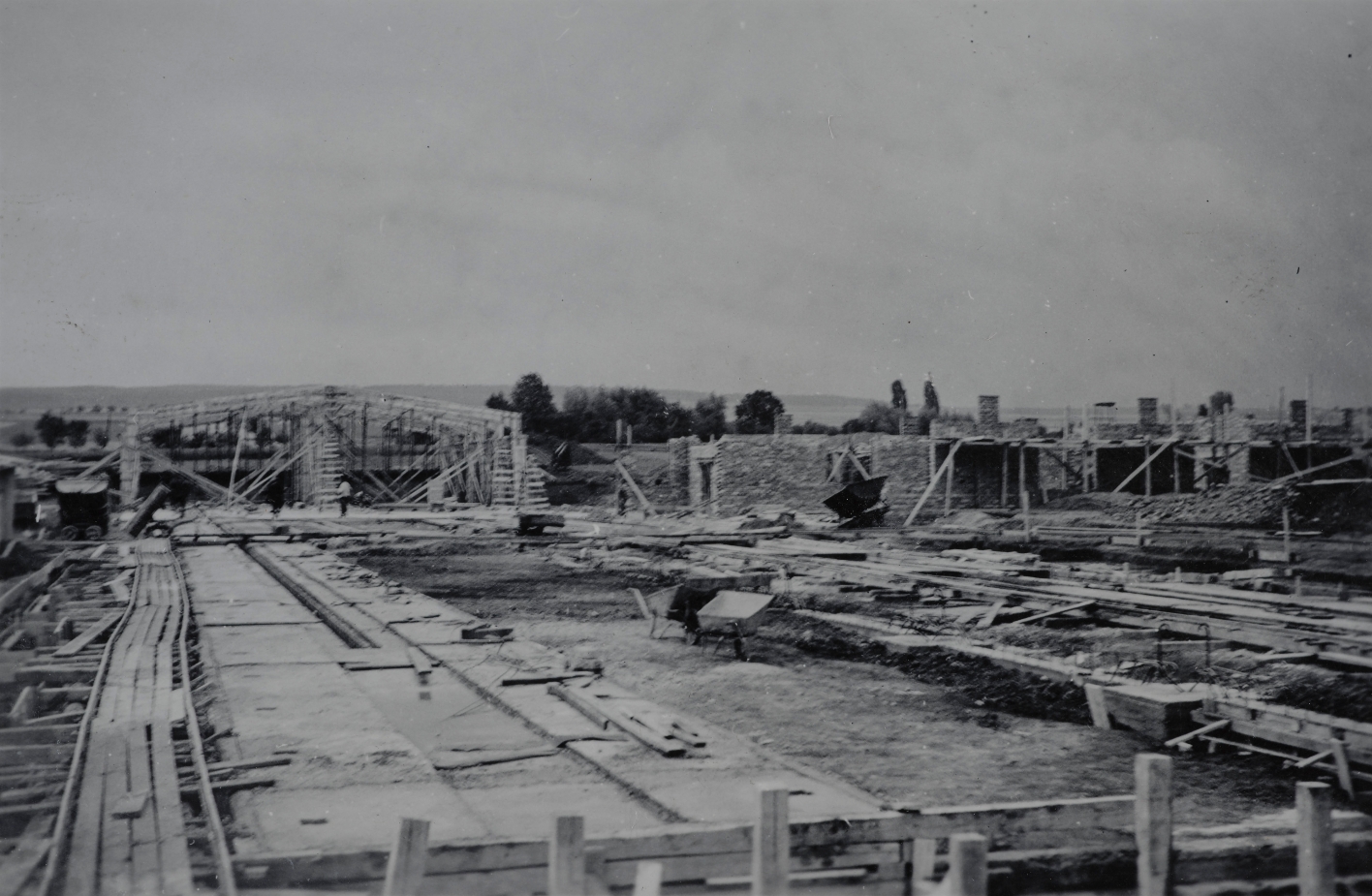 Ziegelei Berlstedt im Bau. Die Fotos wurden im Sommer 1938 im Auftrag des Buchenwalder Lagerkommandanten Karl Koch zu Repräsentationszwecken aufgenommen.