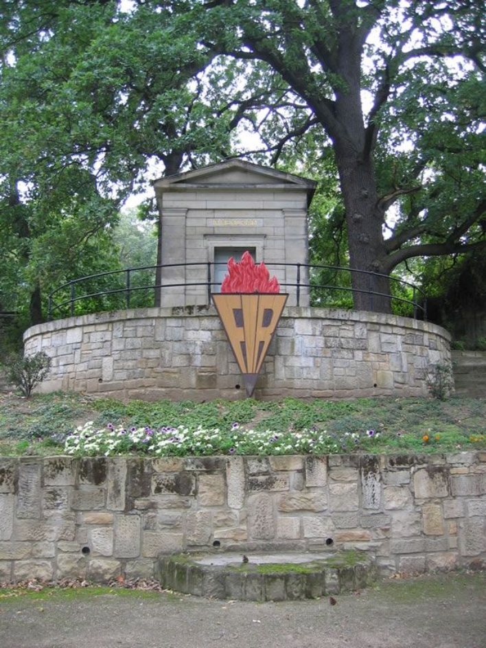 Mahnmal für die NS-Opfer auf dem alten Friedhof am Lühnertorplatz, 2006