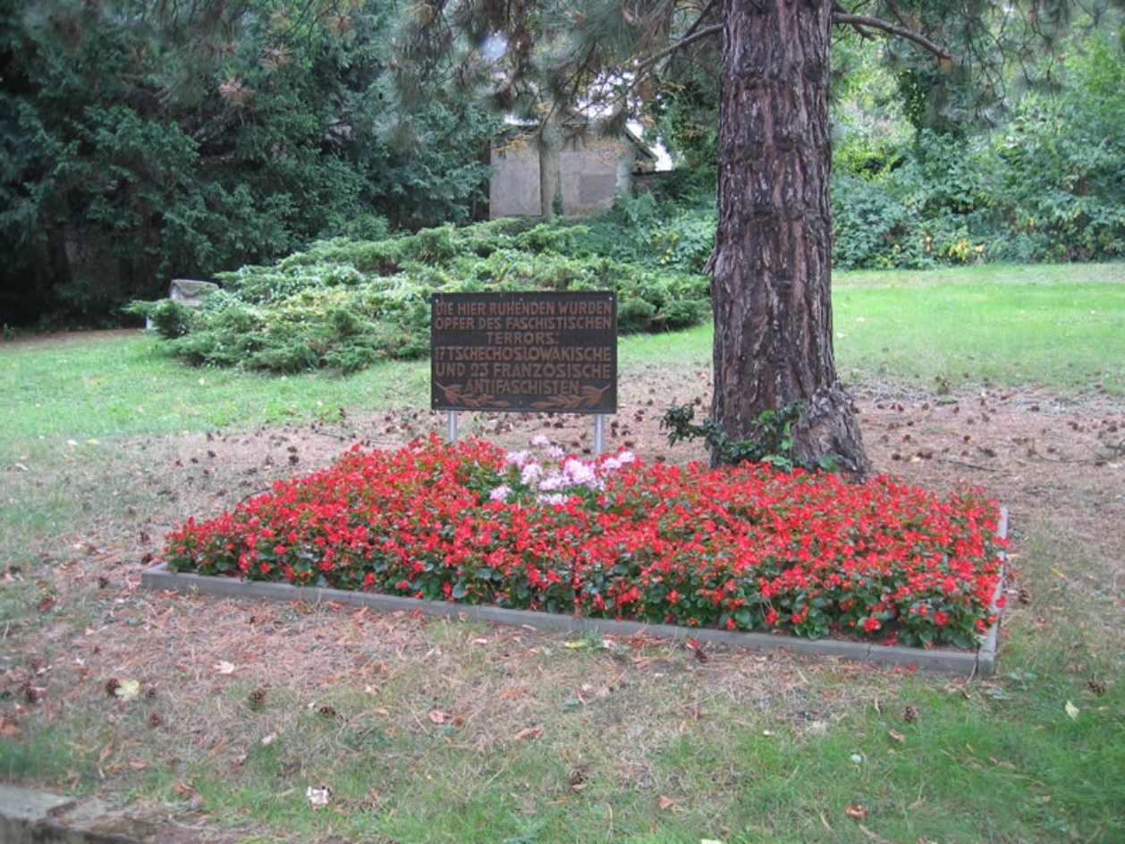 Mahnmal für die NS-Opfer auf dem alten Friedhof am Lühnertorplatz, 2006