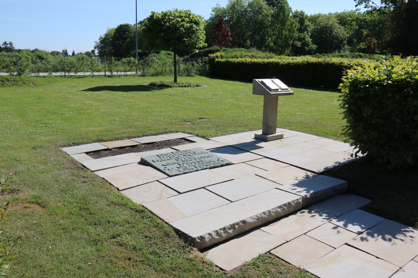 Feld 19a als Teil des Gemeinschaftsgrabmals von NS-Opfern auf dem Hauptfriedhof am Freigrafendamm, 2025. Foto: Markus Lutter