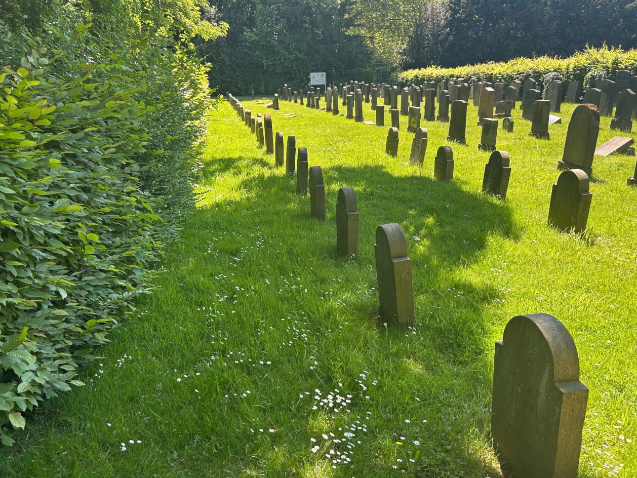 Grabmale für die Toten des Außenlagers auf dem jüdischen Friedhof in der Wasserstraße, 2025. Foto: Sebastian Hammer