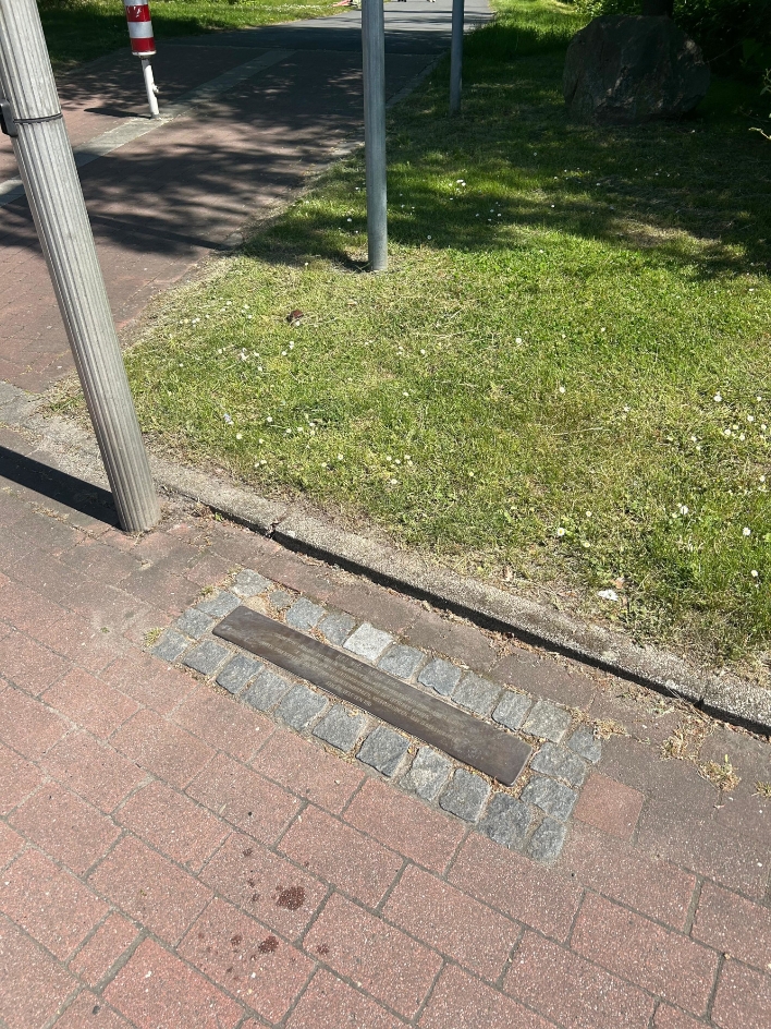 Stolperschwelle am Kreisverkehr Kohlenstraße, 2025. Foto: Sebastian Hammer