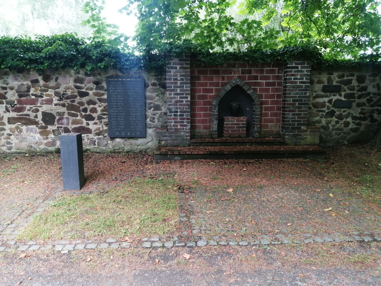 Ehrenhain auf dem Friedhof Colditz für die Opfer der Zwangsarbeit, 2023