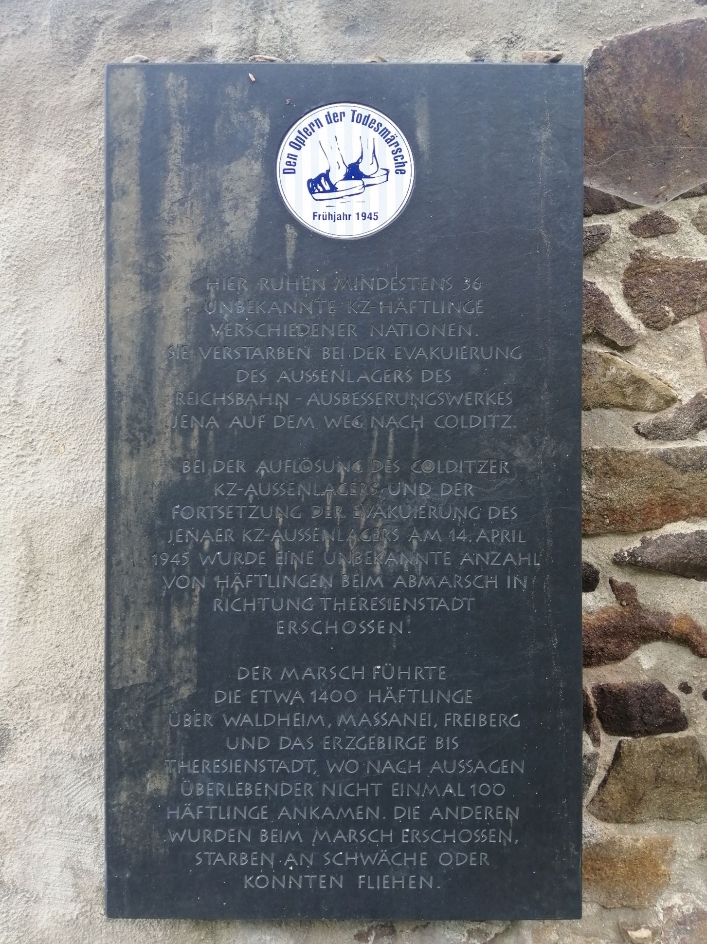 Gedenkplakette in Erinnerung an die jüdischen Opfer an der Friedhofsmauer in Colditz, 2023