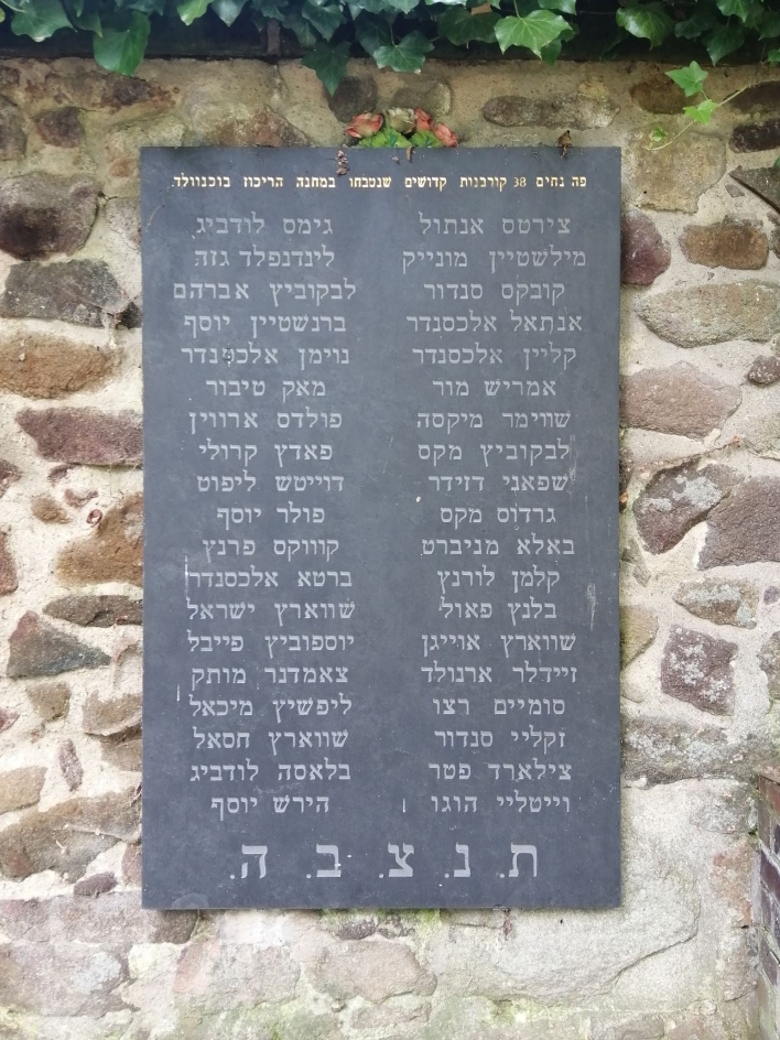 Gedenkplakette in Erinnerung an die jüdischen Opfer an der Friedhofsmauer in Colditz, 2023