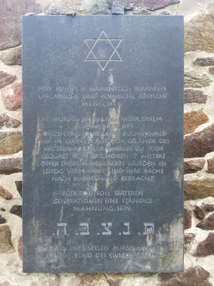 Gedenkplakette in Erinnerung an die jüdischen Opfer an der Friedhofsmauer in Colditz, 2023