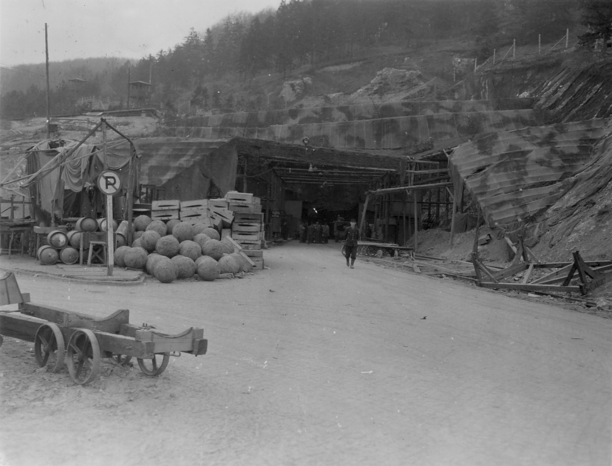 Getarnter Eingang des Fahrstollens A, 12. April 1945. Foto: John R. Driza (U.S. Army Signal Corps)