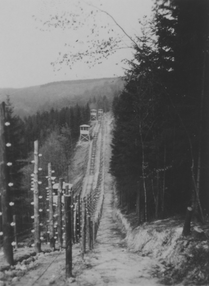 Der elektrisch geladene Lagerzaun mit Wachtürmen, 1945 (nach der Befreiung)