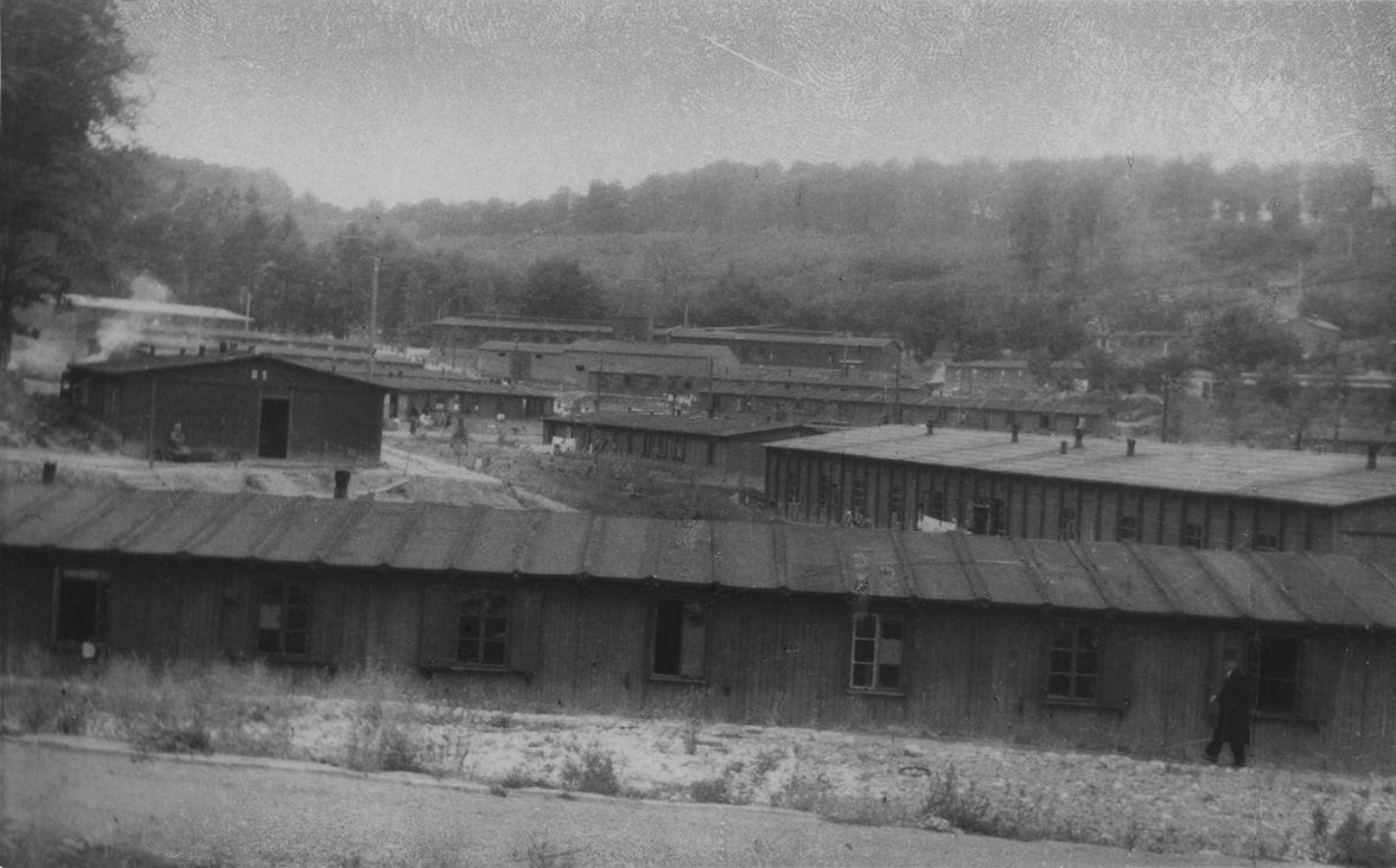 Gebäude im ehemaligen Häftlingslager, Sommer 1946. Foto: Franz Becker