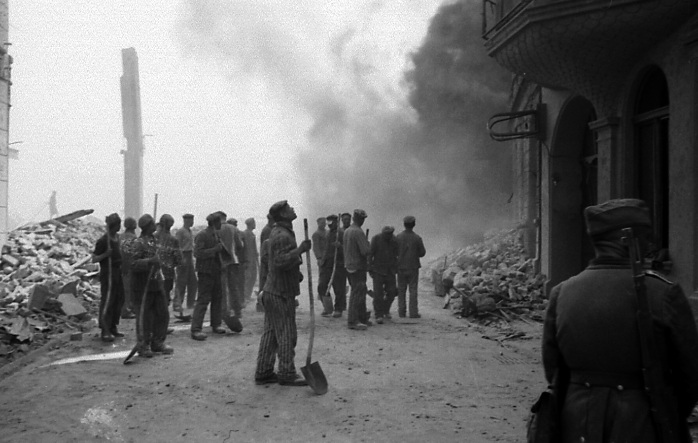 Arbeitende Häftlinge der SS-Baubrigade III und ihre Bewacher in der Duisburger Innenstadt, 1943. Das Foto machte der Duisburger Berufsfotograf Willy van Heekern.