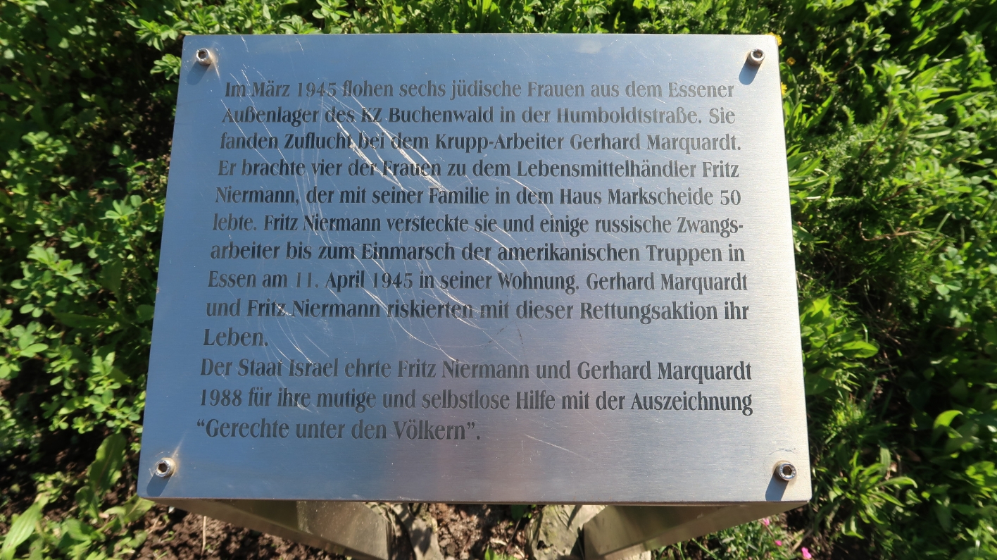 Informationstafel an die Rettung der sechs Frauen am Fritz-Niermann-Platz, 2026