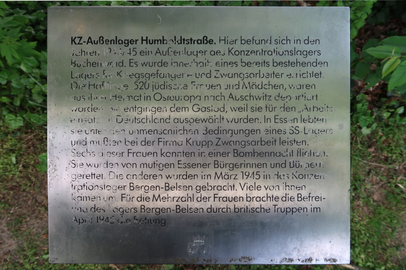 Hinweistafel über die Existenz des KZ-Außenlagers an der Humboldtstraße/Ecke Regenbogenweg, 2025. Foto: Jonas Hübner