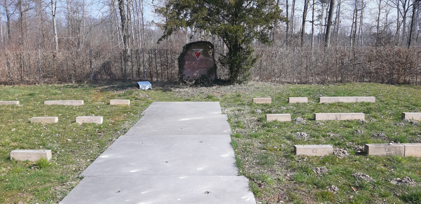 Mahnmal auf dem Waldfriedhof in Flößberg, 2022. Foto: Moritz Grote