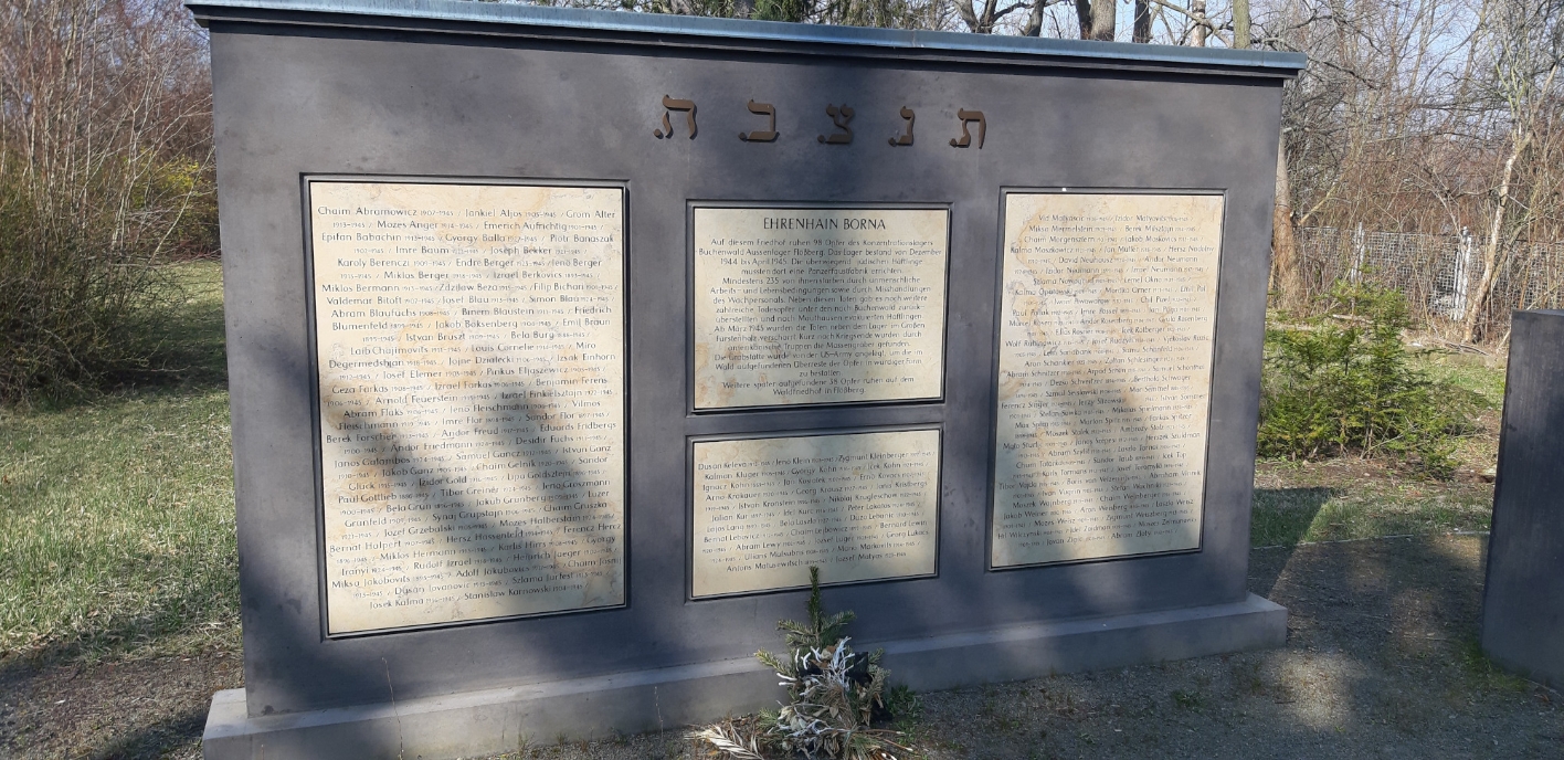 Gedenktafel am Ehrenhain in Borna, 2022. Foto: Moritz Grote