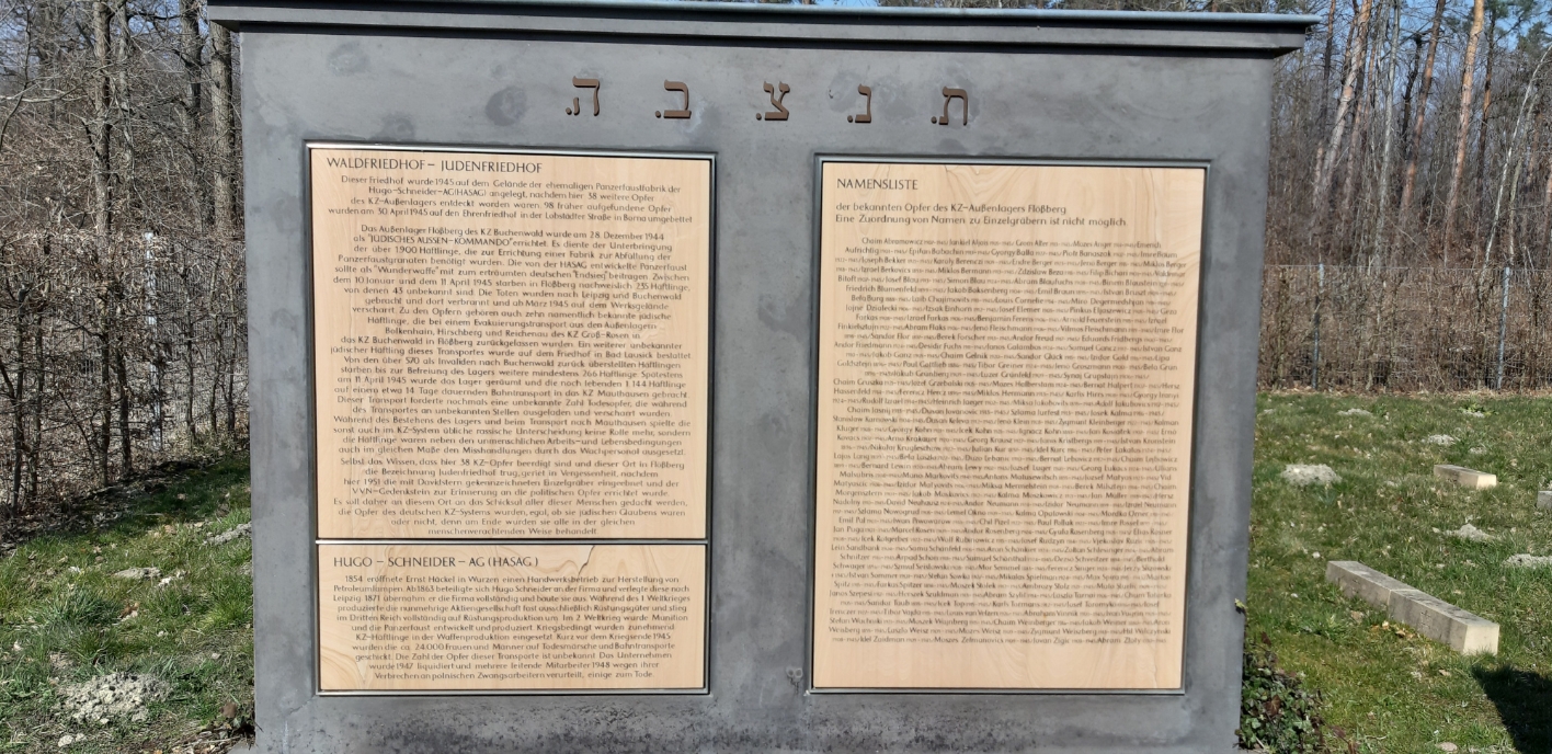 Gedenktafel auf dem Waldfriedhof Flößberg, 2022. Foto: Moritz Grote
