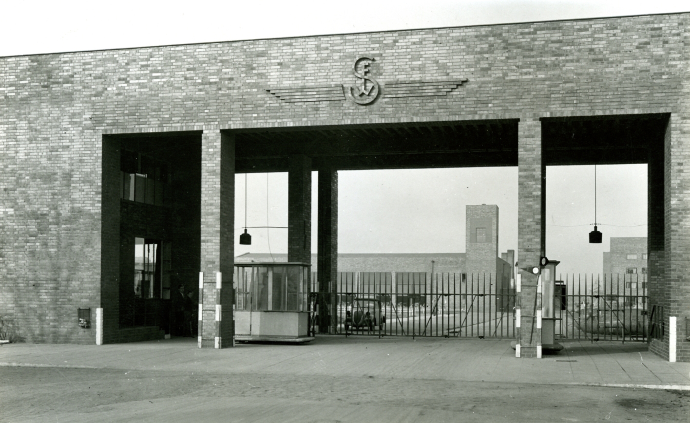Das Eingangstor der Siebel-Flugzeugwerke mit dem Firmenlogo, 1943/44