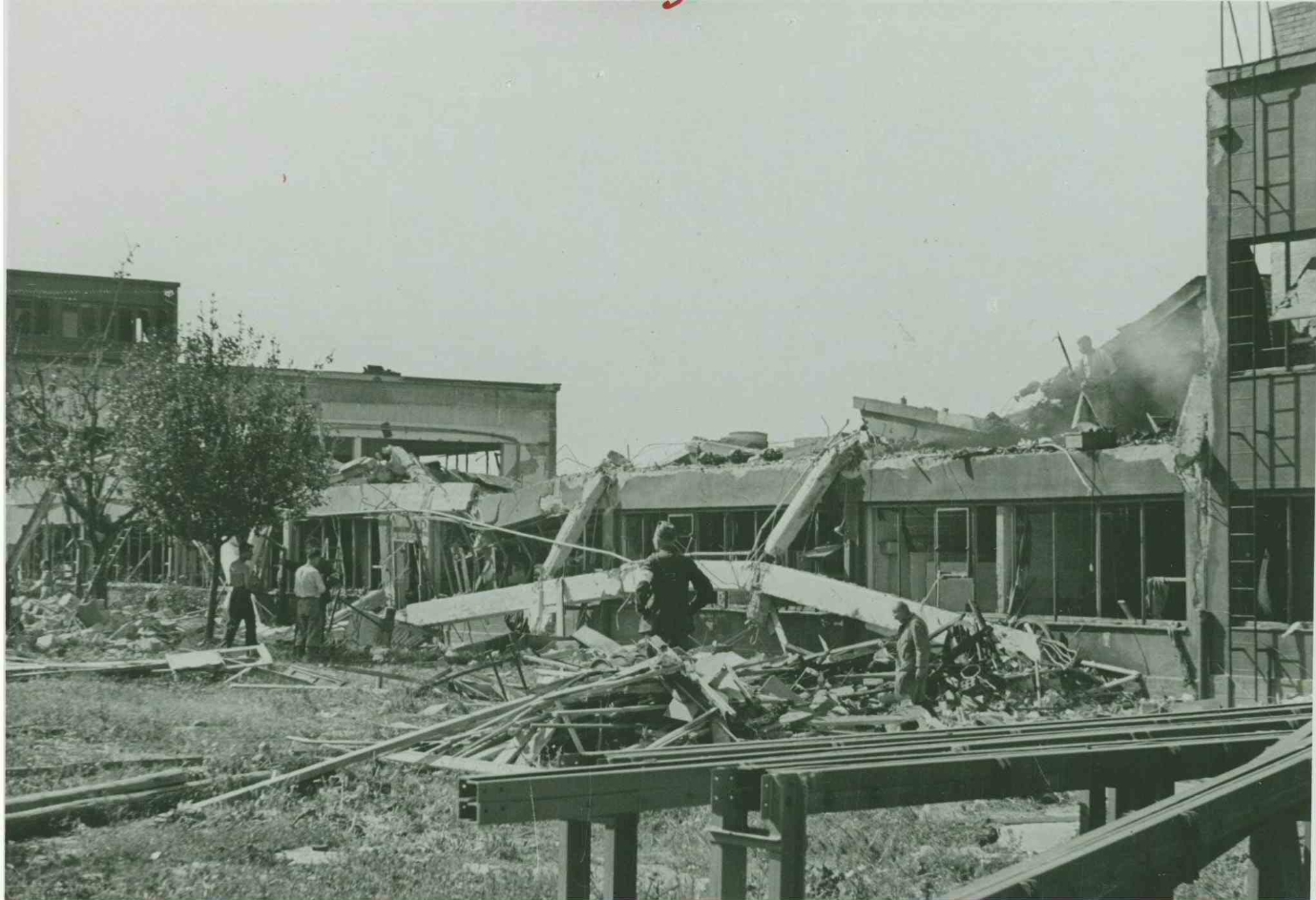 Aufräumarbeiten nach einem Luftangriff auf das Werk, nach dem 16. August 1944. Vermutlich handelt es sich bei einigen Personen um KZ-Häftlinge.