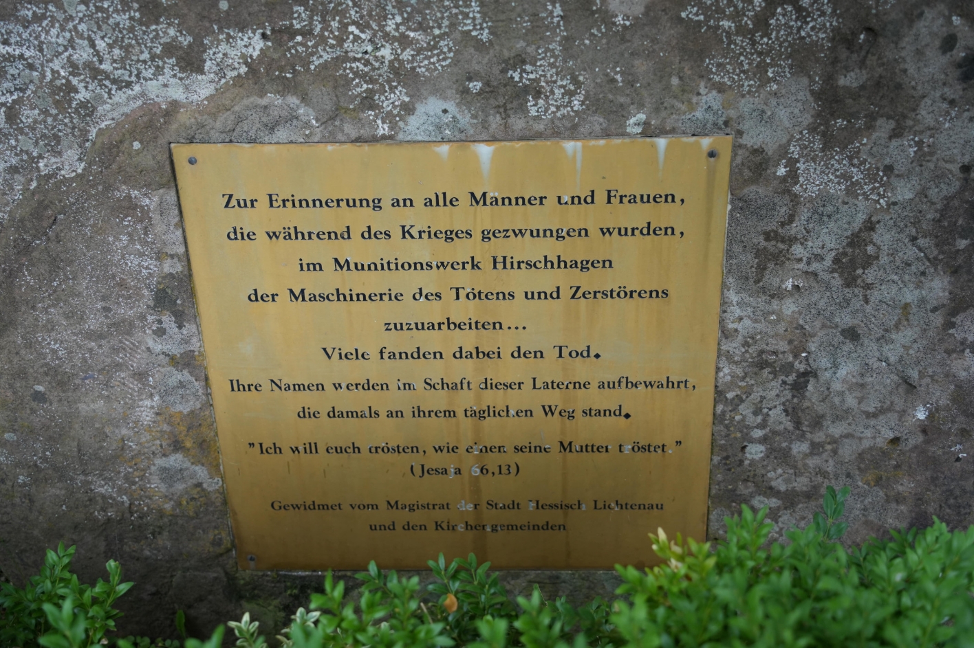Gedenkstein für die Zwangsarbeiterinnen und Zwangsarbeiter der ehemaligen Sprengstofffabrik in Hirschhagen, 2025. Foto: Karl-Heinrich Schlegel