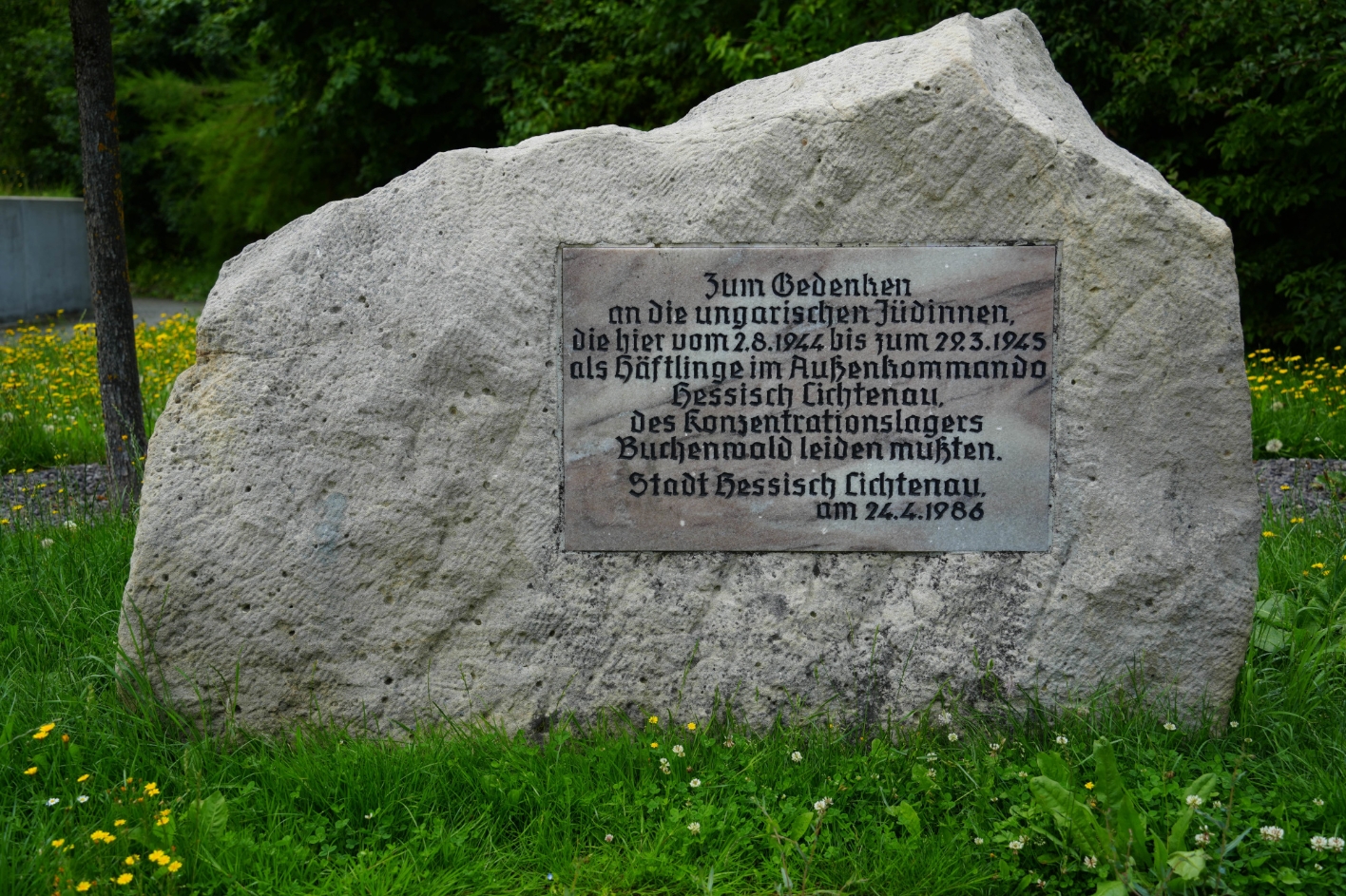 Gedenkstein für die ungarischen Jüdinnen des KZ-Außenlagers Hessisch Lichtenau, 2025. Foto: Karl-Heinrich Schlegel