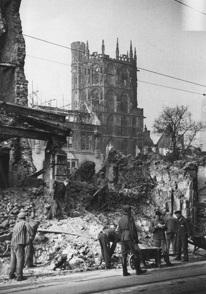 Häftlinge der SS-Baubrigade III bei der Trümmerbeseitigung in der Nähe des Kölner Rathauses, 23. Oktober 1943. Foto: Peter Fischer