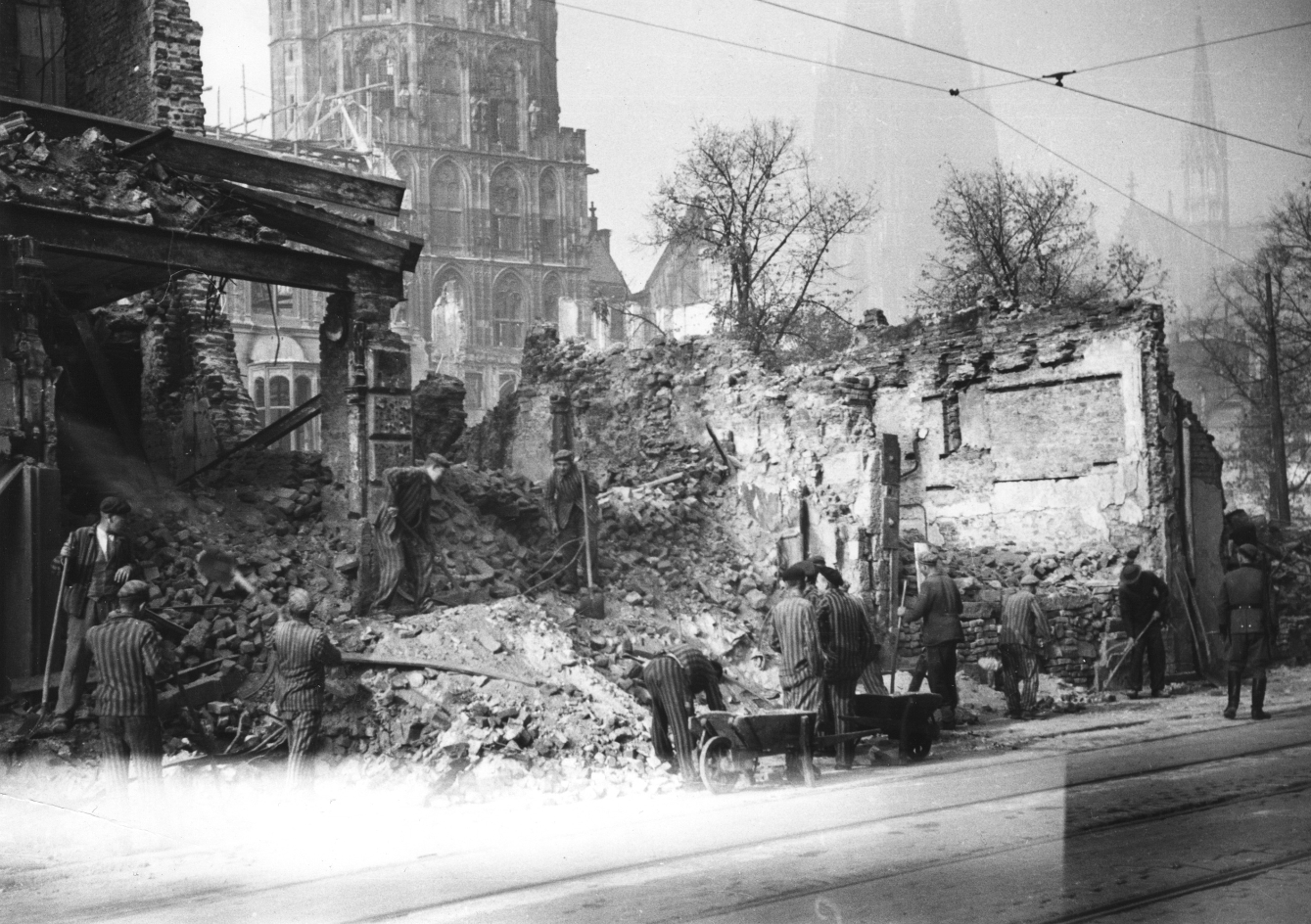 Häftlinge der SS-Baubrigade III bei der Trümmerbeseitigung in der Nähe des Kölner Rathauses, 23. Oktober 1943. Foto: Peter Fischer