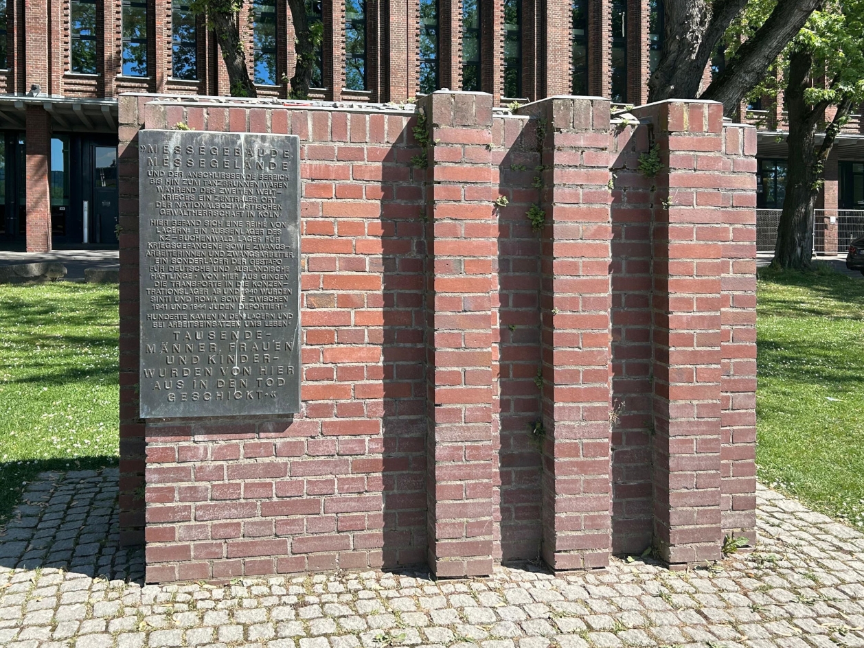 Mahnmal für die Opfer des Messelagers am Kennedy-Ufer, 2025. Foto: Sebastian Hammer