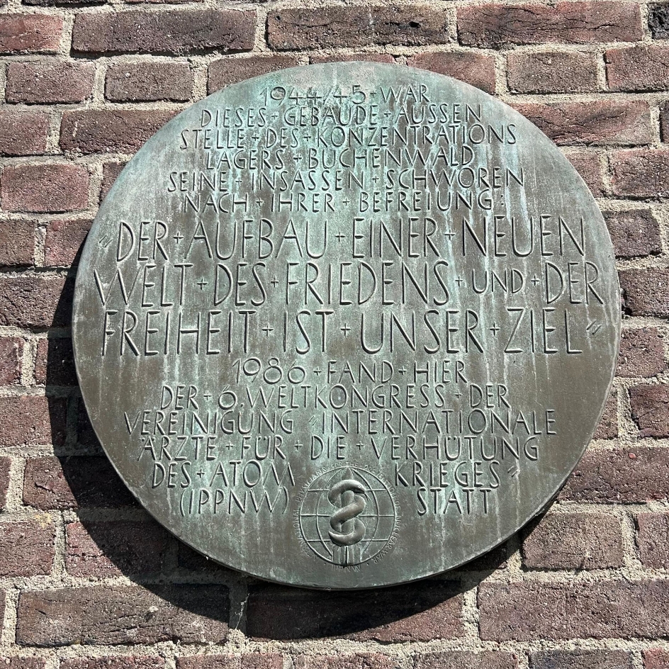 Gedenktafel am alten Messeturm. Sie nimmt Bezug auf den sogenannten Schwur von Buchenwald, 2025. Foto: Sebastian Hammer, 2025