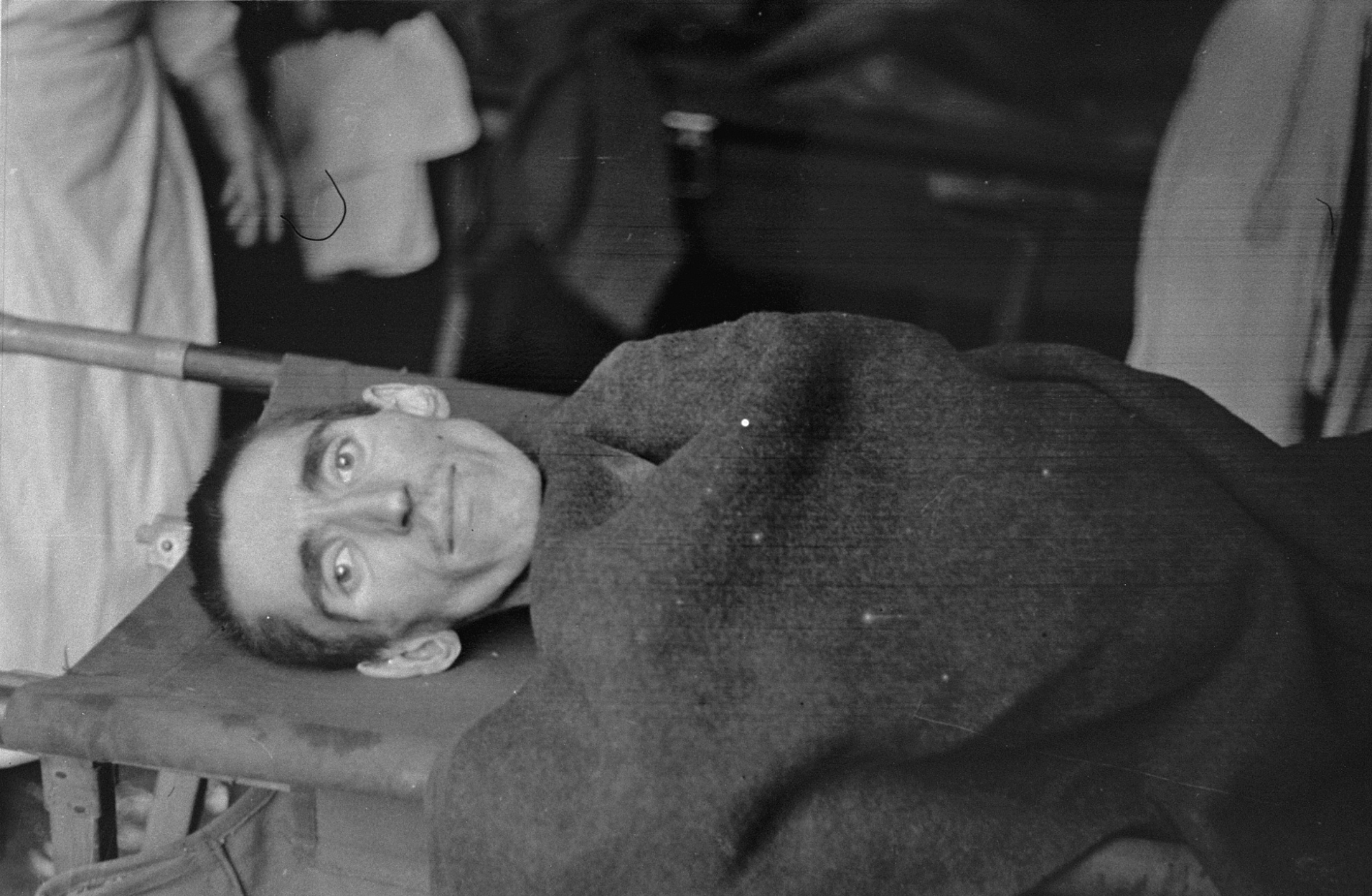 Ein Überlebender des Lagers Langenstein-Zwieberge im Notlazarett in Halberstadt, Mitte April 1945. Foto: Bernard Metrick