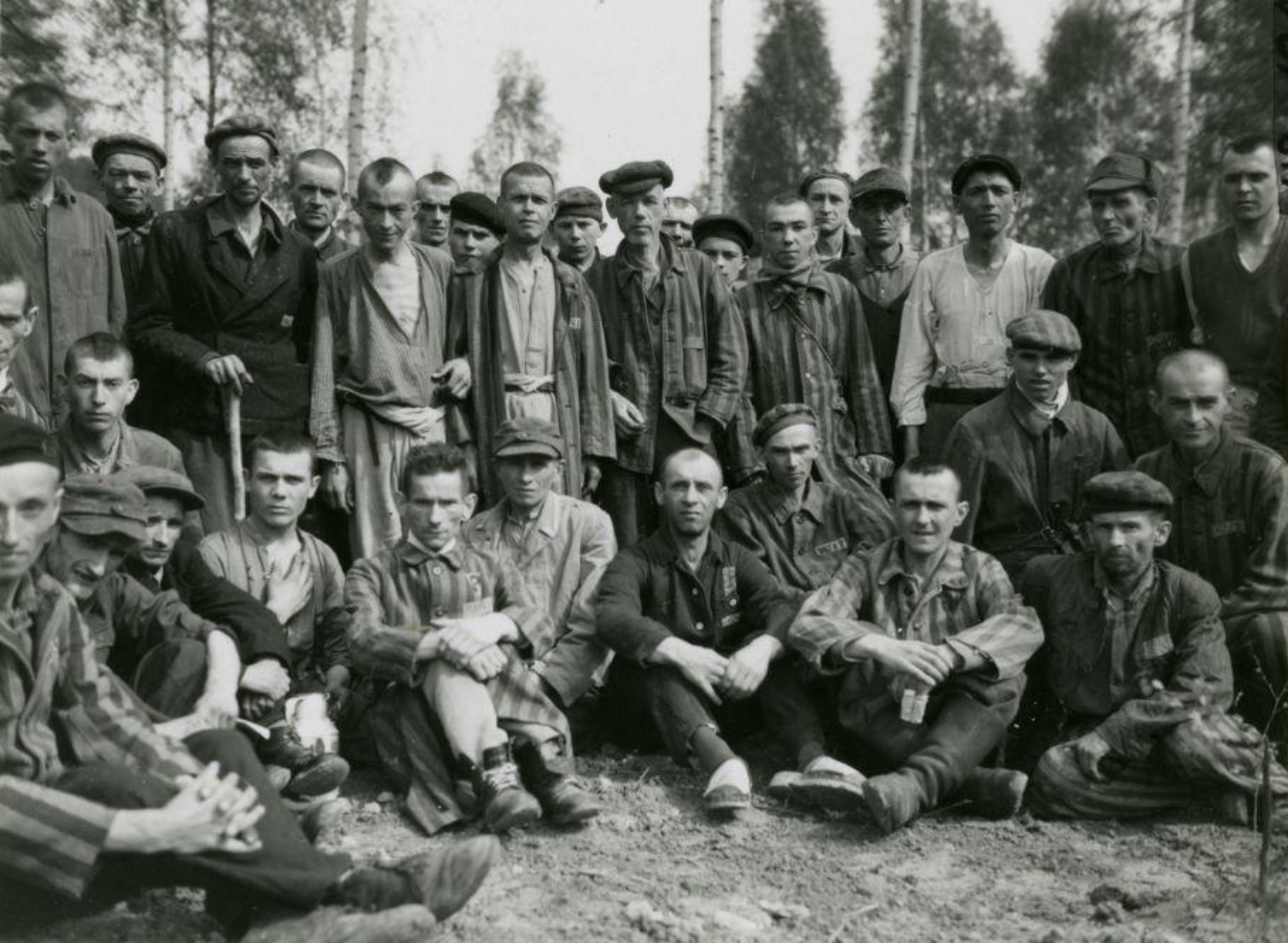 Befreite Häftlinge in Langenstein-Zwieberge, Mitte April 1945. Foto: Preston A. Reed (U.S. Army Signal Corps)