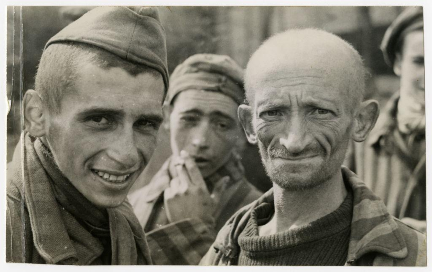 Befreite Häftlinge in Langenstein-Zwieberge, Mitte April 1945. Foto: Preston A. Reed (U.S. Army Signal Corps)