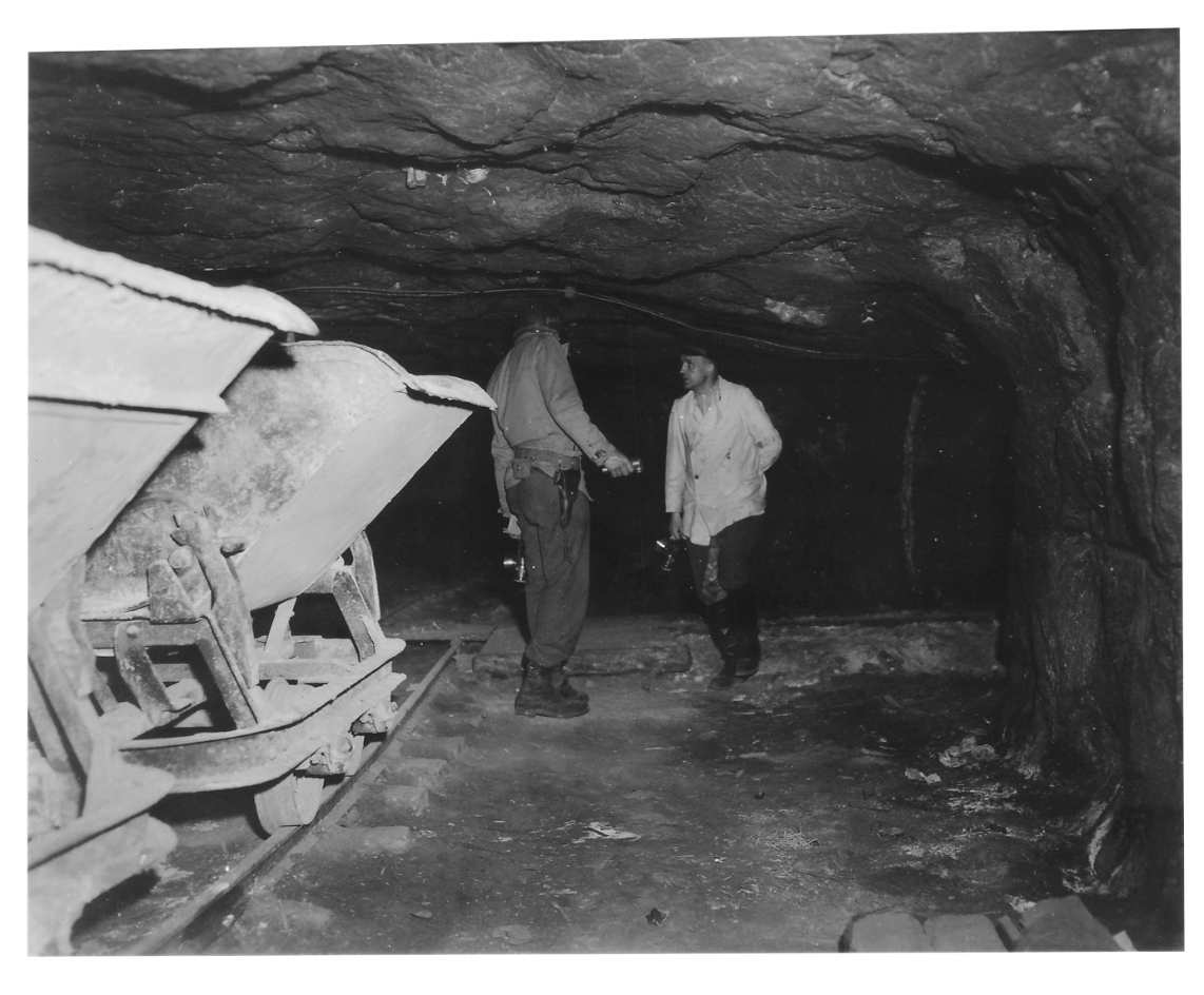 Blick in einen der Stollen im Schacht Plömnitz, wo die Häftlinge arbeiten mussten, 5. Mai 1945. Foto: Robert D. Elliot (U.S. Army Signal Corps)