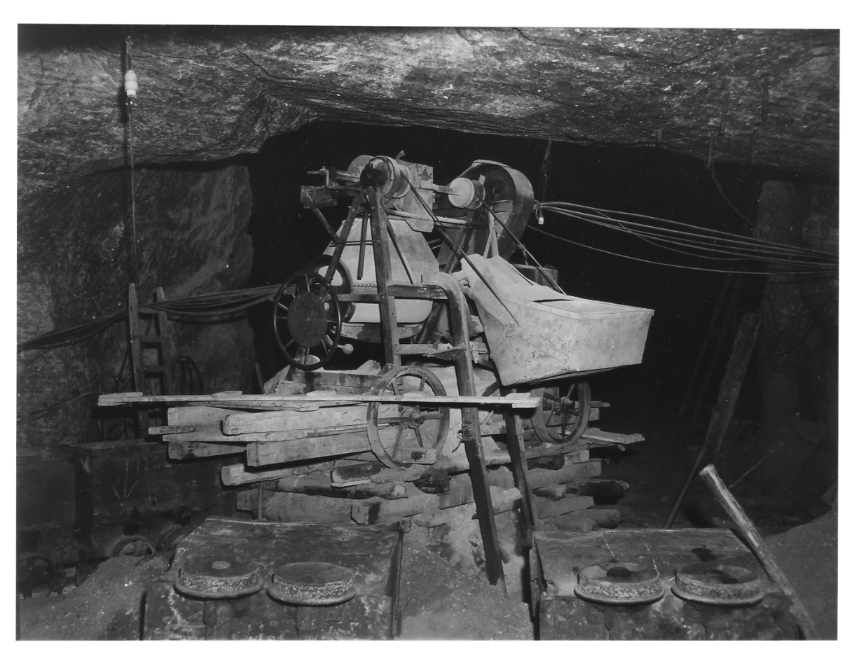 Eine Zementmischmaschine in einem der Stollen im Schacht Plömnitz, 5. Mai 1945.Foto: Robert D. Elliot (U.S. Army Signal Corps)