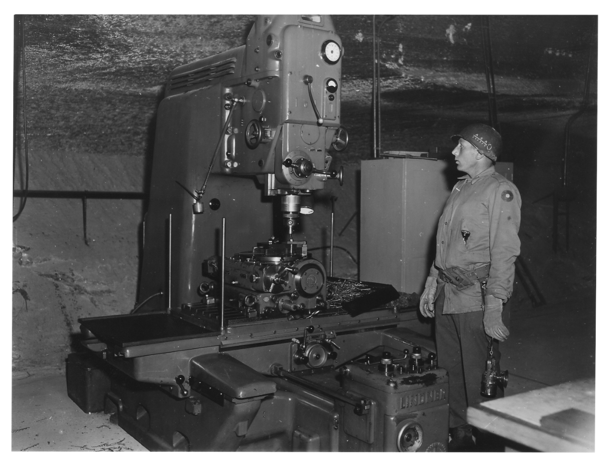 Ein amerikanischer Soldat an einer Bohrmaschine in einem Stollen im Schacht Plömnitz, 5. Mai 1945. Foto: Robert D. Elliot (U.S. Army Signal Corps)