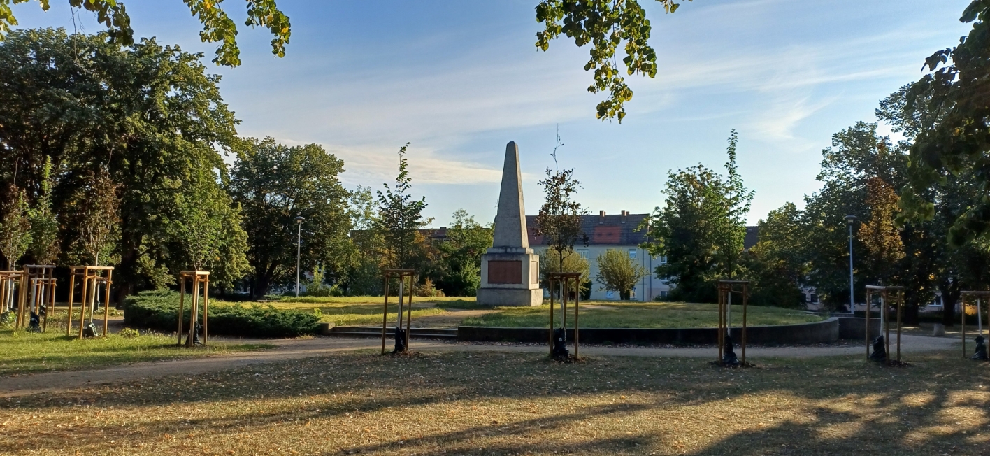 Obelisk mit namentlicher Nennung sowjetischer Opfer auf dem Martinsplatz, 2025. Foto: Kerstin Schmidt