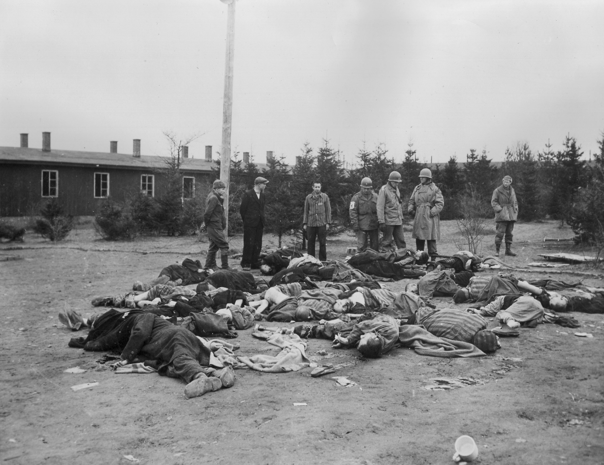 Soldaten der U.S. Army und Überlebende vor ermordeten Häftlingen im Nordlager, 6. April 1945. Foto: Walter E. Cummings