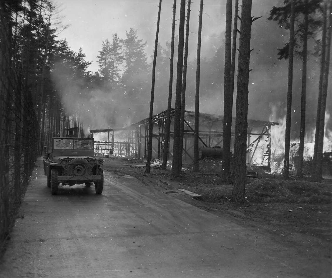 Ein Jeep der U.S. Army fährt an brennenden Gebäuden in Crawinkel vorbei, 12. April 1945. Foto: Bruce C. Hawkins (U.S. Army Signal Corps)