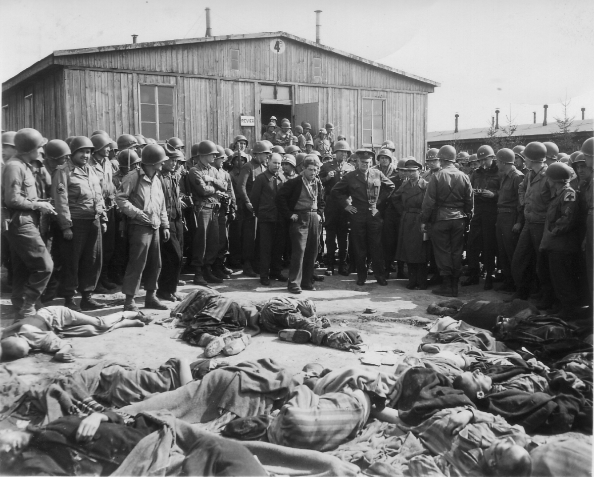 Der Überlebende Ignaz Feldmann (Mitte mit Halstuch) mit Angehörigen der U.S. Army und dem Oberbefehlshaber der alliierten Streitkräfte in Europa, Dwight D. Eisenhower, im Nordlager, 12. April 1945. Foto: William A. Newhouse (U.S. Army Signal Corps)