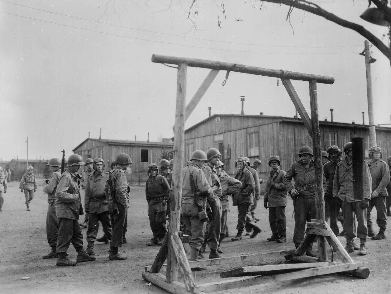 Soldaten der U.S. Army vor einem Galgen im Nordlager, 13. April 1945. Foto: William A. Newhouse (U.S. Army Signal Corps)