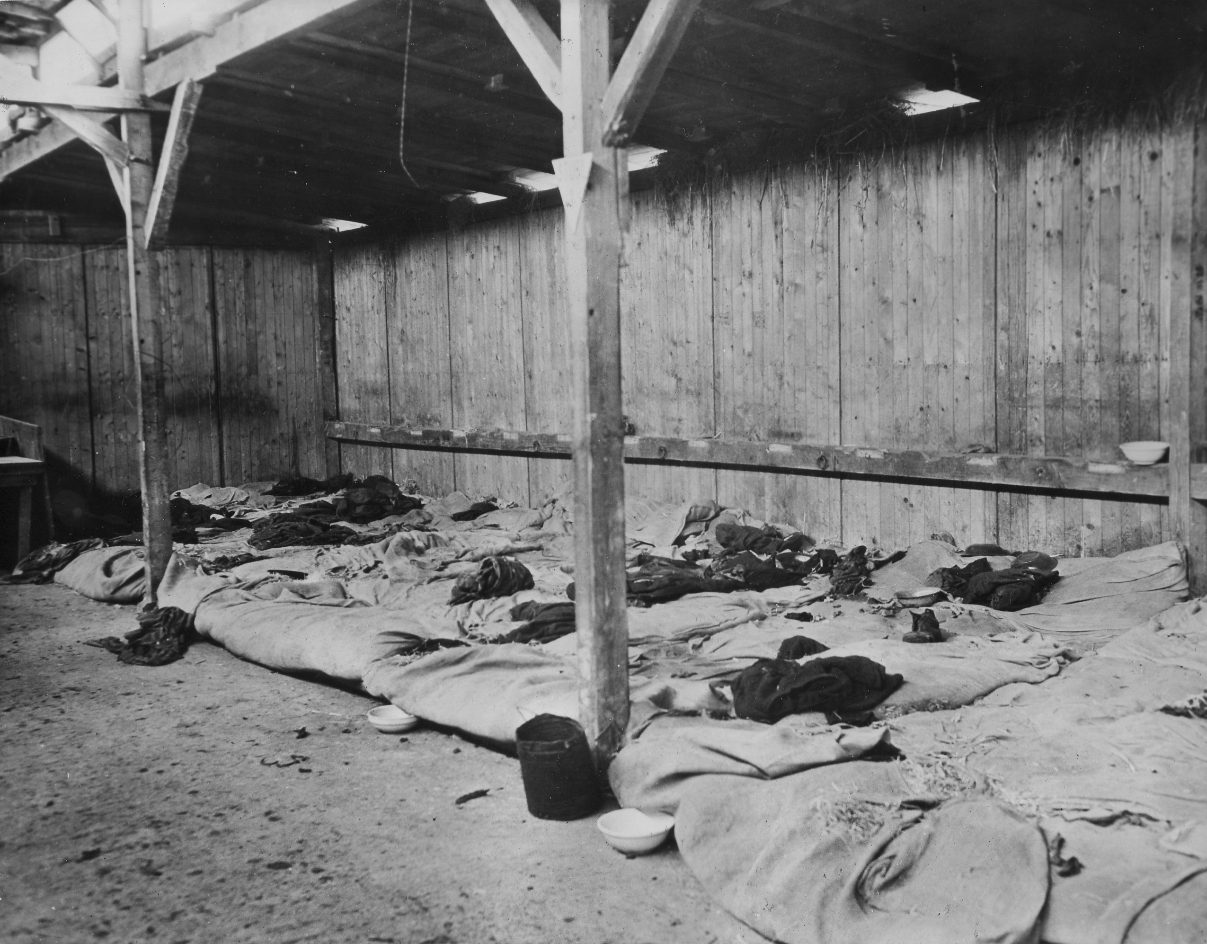 Das Innere einer Baracke, vermutlich im Nordlager, 13. April 1945. Foto: William A. Newhouse (U.S. Army Signal Corps)