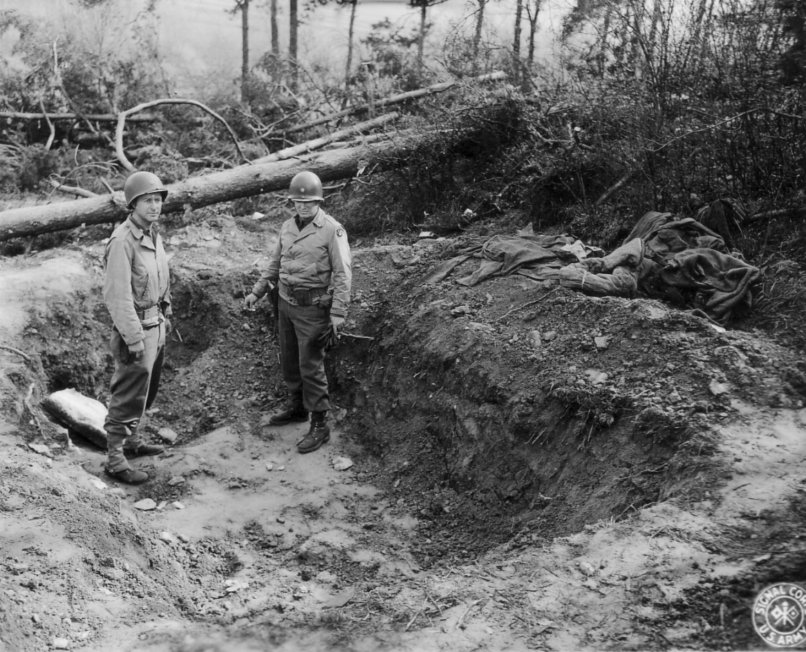 Soldaten der U.S. Army an einem Massengrab in Espenfeld, 13. April 1945. Foto: Arthur W. Stott (U.S. Army Signal Corps)