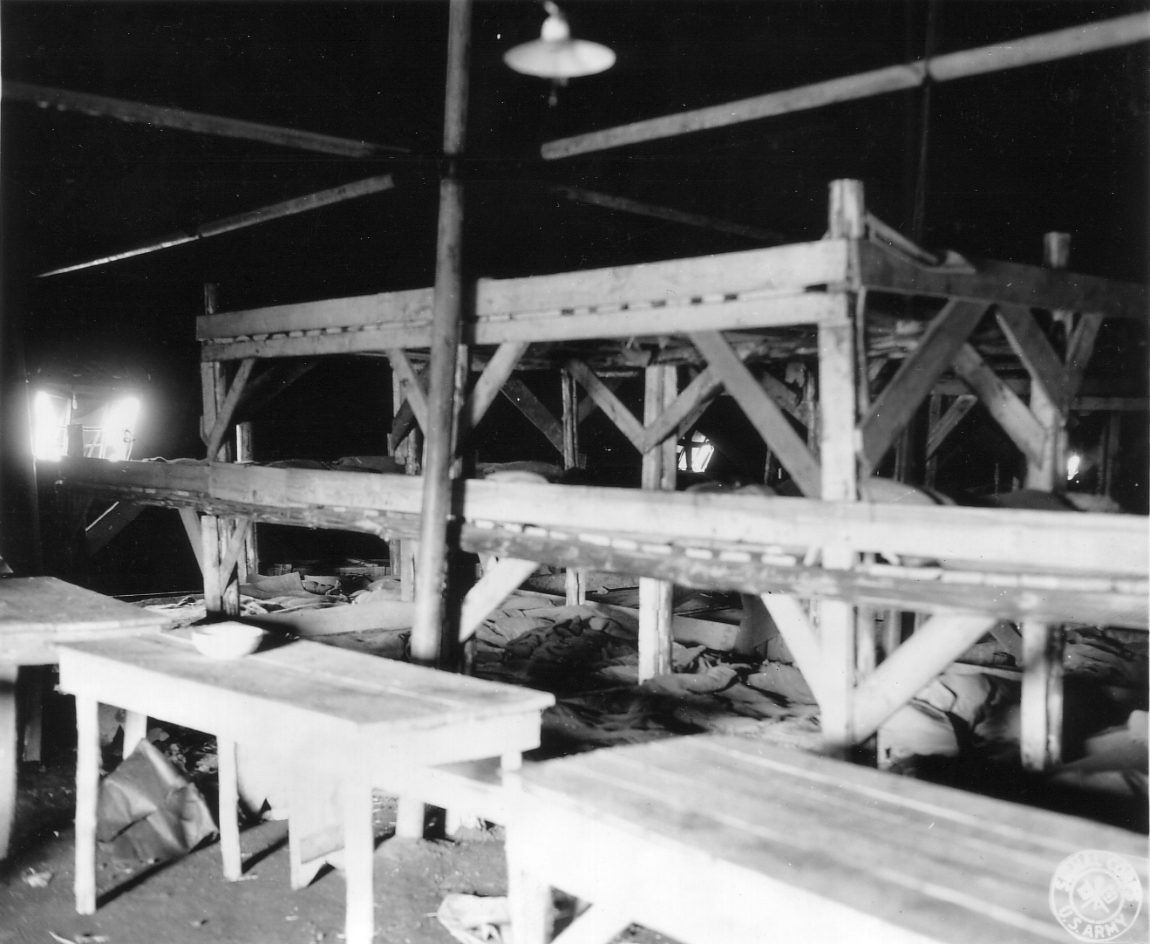 Bänke und Bettgestelle in einem der Zelte in Espenfeld, 13. April 1945. Foto: Arthur W. Stott (U.S. Army Signal Corps)