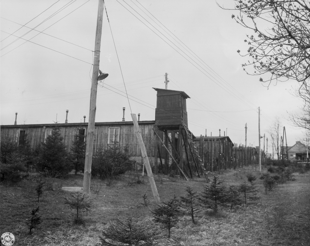Baracken, ein Wachturm und Lagerzaun im Nordlager Ohrdruf, 13. April 1945. Foto: William A. Newhouse (U.S. Army Signal Corps)