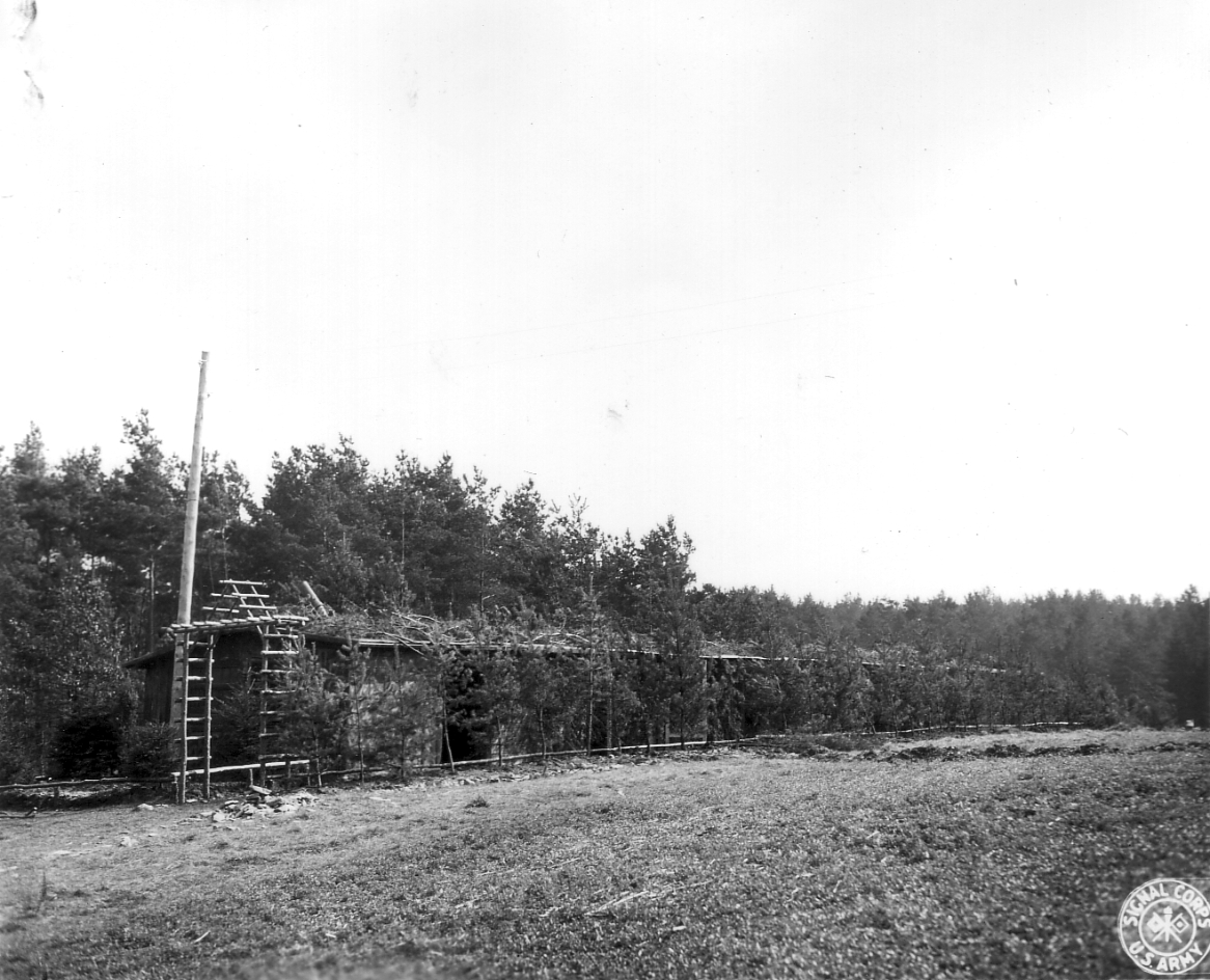 Getarnter Hundezwinger der Wachmannschaft im Lager Espenfeld, 13. April 1945. Foto: Arthur W. Stott (U.S. Army Signal Corps)