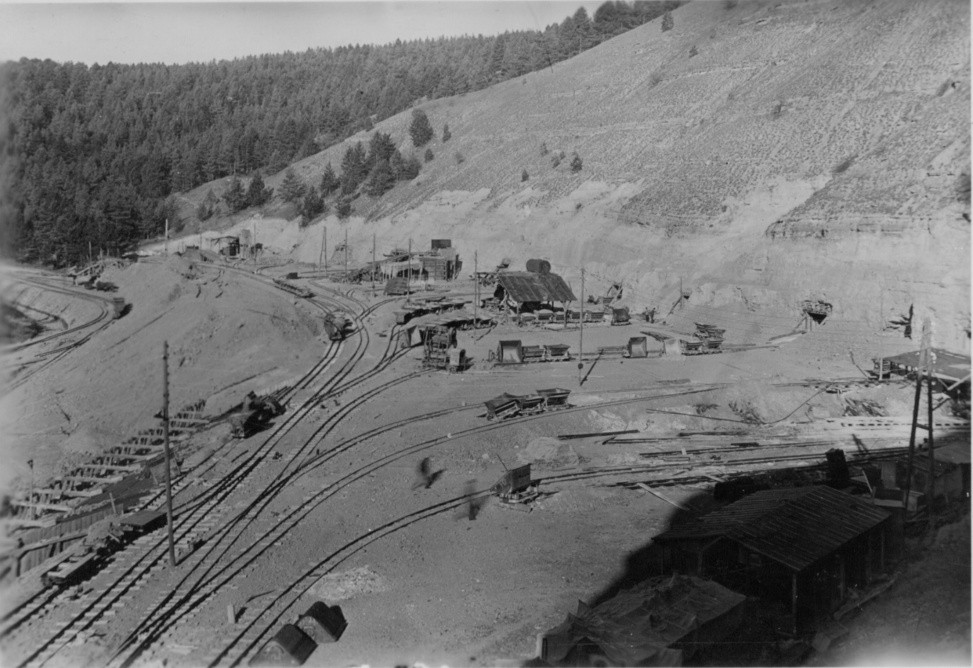 Die Baustelle vor den Stolleneingängen mit Feldbahngleisen, Oktober 1945. Foto: Ernst Kott