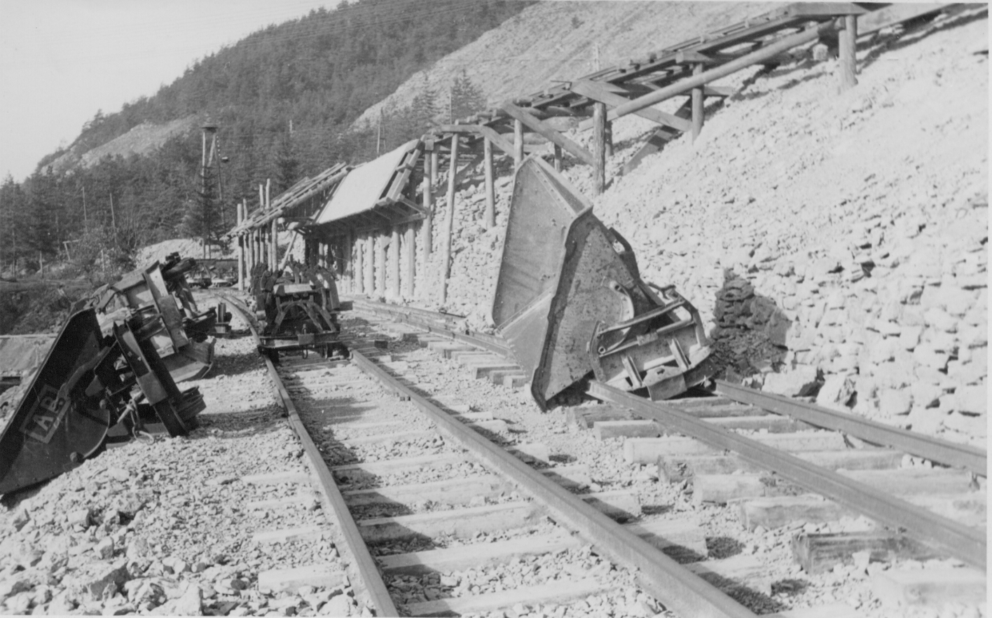 Eine von Häftlingen gebaute Feldbahn, Oktober 1945. Foto. Ernst Kott