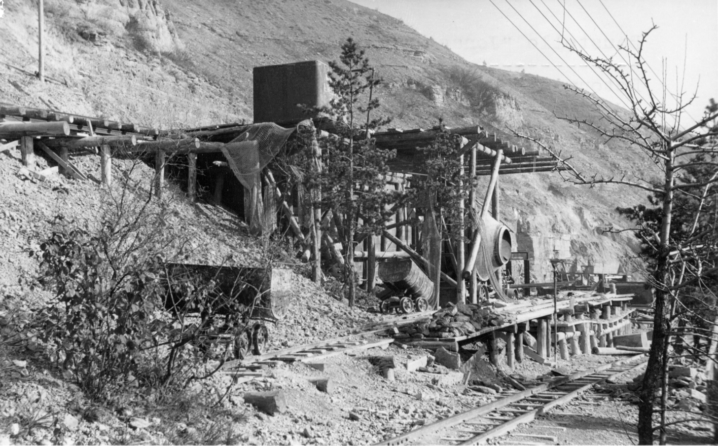 Eine Betonmischanlage vor einem der Stollen, Oktober 1945. Foto. Ernst Kott